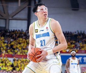 今晨体能课后，北京首钢防线松动备战CBA季后赛，气氛紧张，年轻球员得到机会的简单介绍