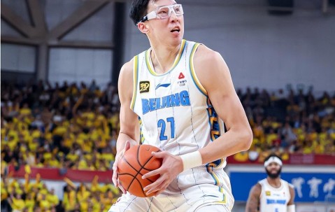 今晨体能课后，北京首钢防线松动备战CBA季后赛，气氛紧张，年轻球员得到机会的简单介绍