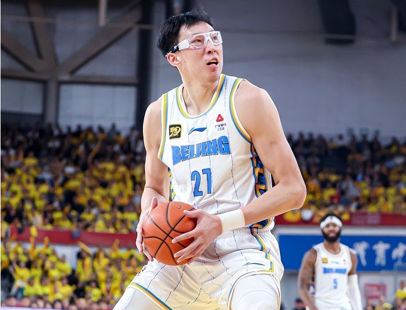 今晨体能课后，北京首钢防线松动备战CBA季后赛，气氛紧张，年轻球员得到机会的简单介绍