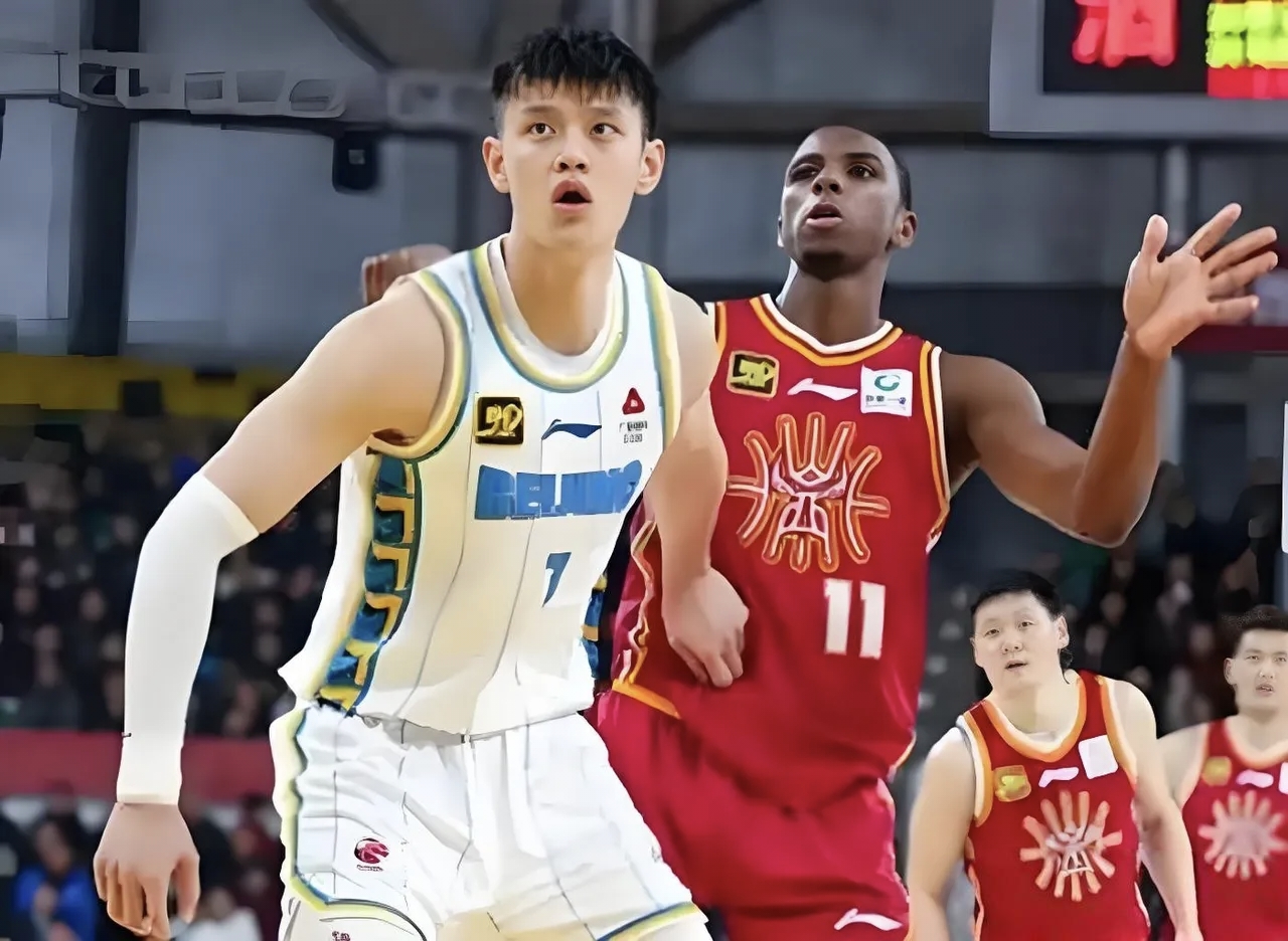 今晨体能课后，北京首钢防线松动备战CBA季后赛，气氛紧张，年轻球员得到机会的简单介绍