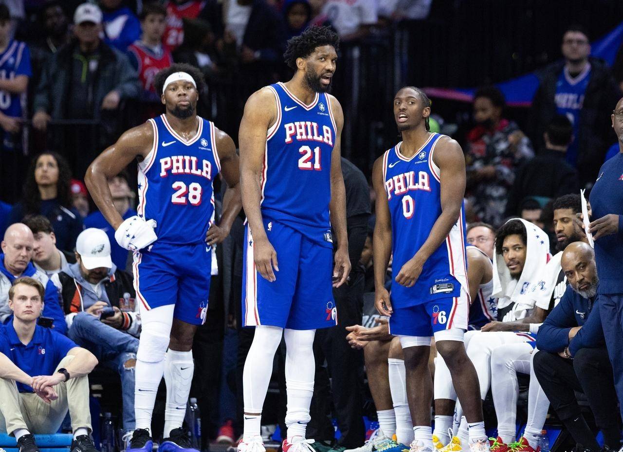加时末段费城76人调整名单以备NBA常规赛；完成体检环节打磨；质疑声仍在；轮换策略成焦点的简单介绍