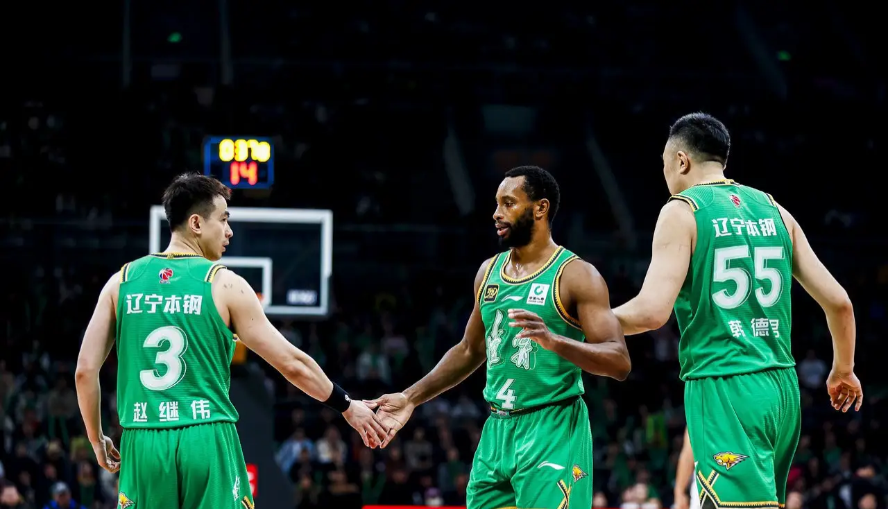 包含阿斯顿维拉训练开放日，窗口期复出首秀引欢呼，CBA季后赛在即，纪律约束更严格的词条