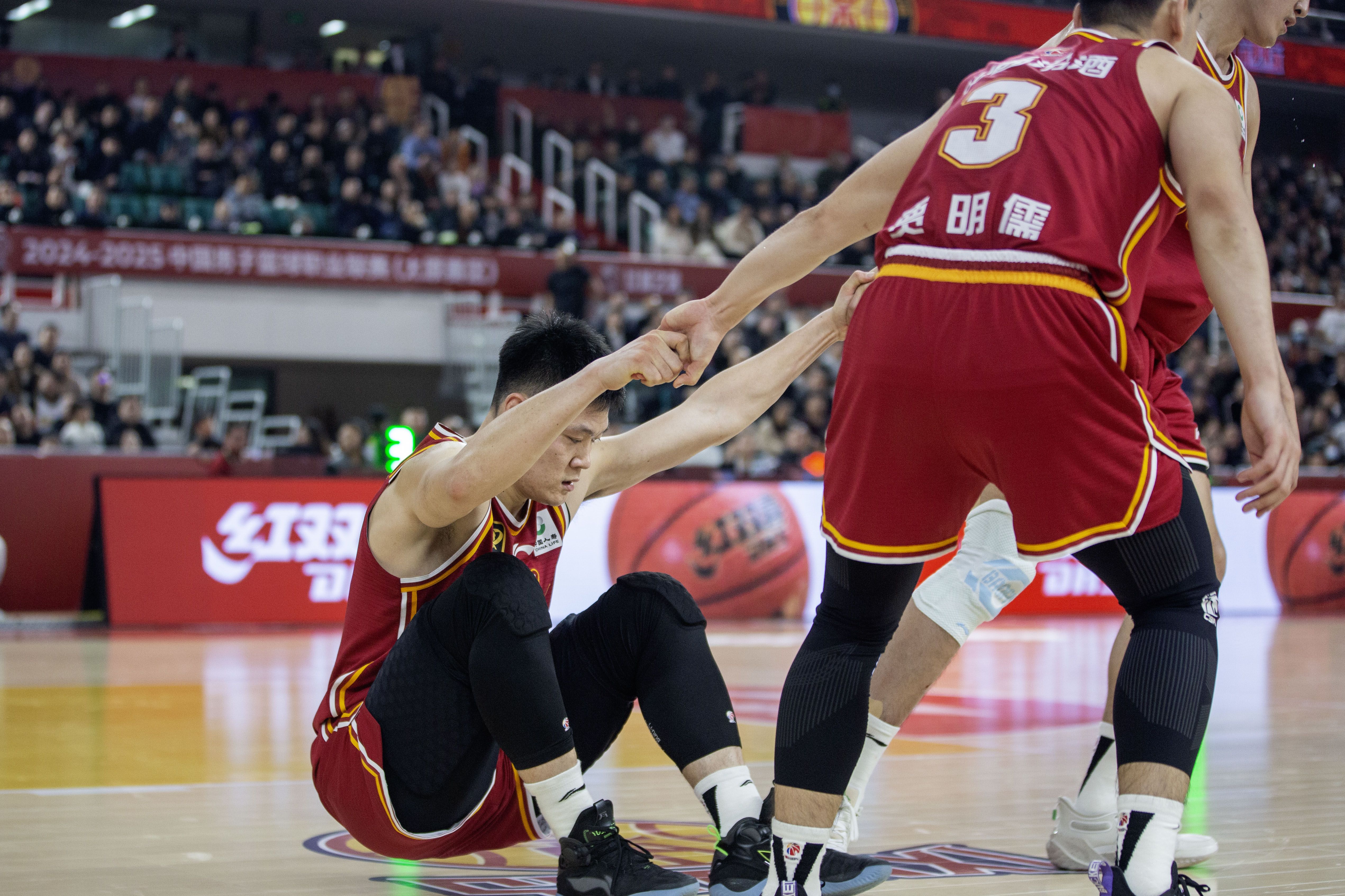 关于赛地聚焦——CBA常规赛今晨热度飙升，山东男篮回应争议，更衣室稳定，训练强度明显提升的信息