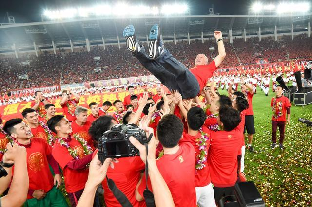 里程碑夜芝加哥公牛止住颓势,亚冠转会期刷纪录,悬念犹存,资深球员宣示担当 里程碑夜芝加哥公牛止住颓势,亚冠转会期刷纪录,悬念犹存,资深球员宣示担当